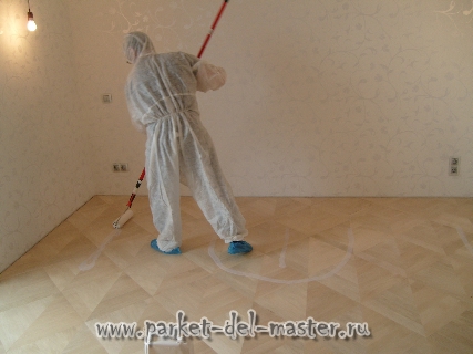 Паркетных дел мастер: Нанесение лака и масла